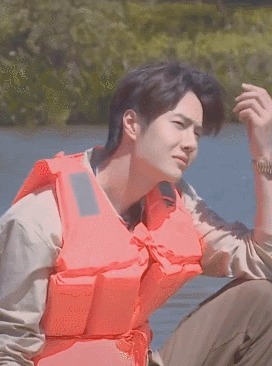  累坏|天天向上王一博被强行搭顺风车，悠哉撩发负责帅，却累坏大张伟