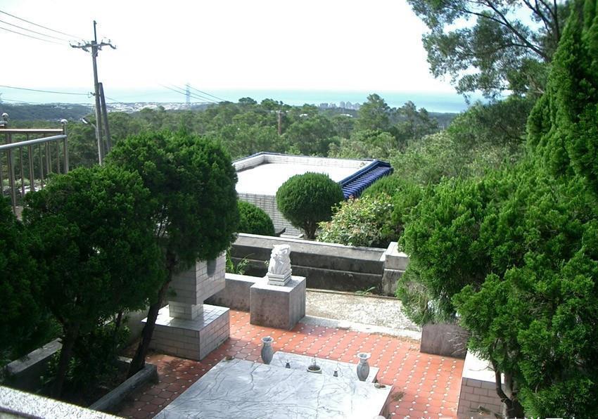  台湾|台湾古龙墓地：寒酸简陋，墓碑上4个字令人叹息