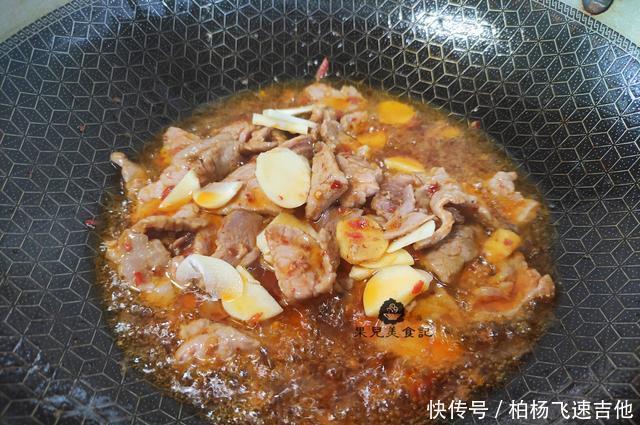 下饭|秋天,遇到此菜别错过,2块钱一斤,营养美味,炒肉吃很下饭