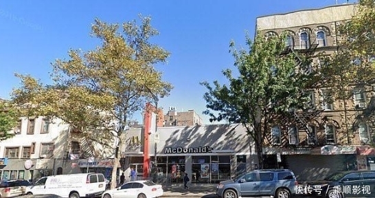 露出|麦当劳房顶现男子半个身体,胡乱塞进塑料袋,一双脚露出袋子