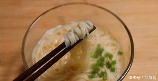  们在对面|煮面条时，用开水或冷水煮都不对！教你正确做法，面条筋道又弹口