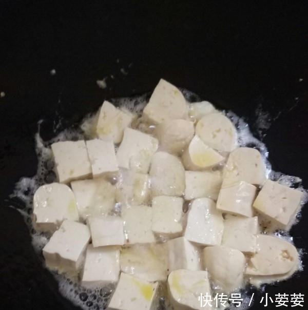 辣椒|豆腐不要直接下锅炸,加上2个鸡蛋,比吃肉还香,吃完上瘾还想吃