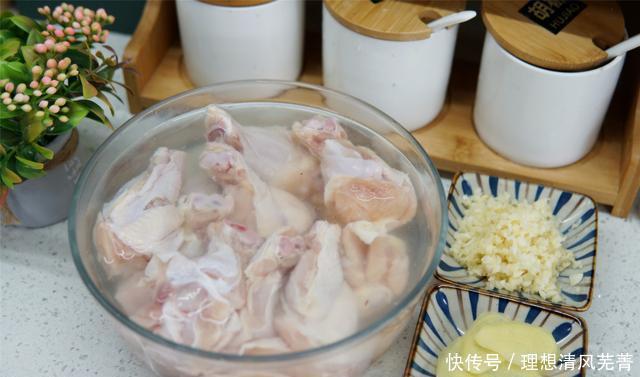 超爱|鸡翅和这2味料一起焖,比韩式炸鸡还够味,简单好吃,孩子超爱吃