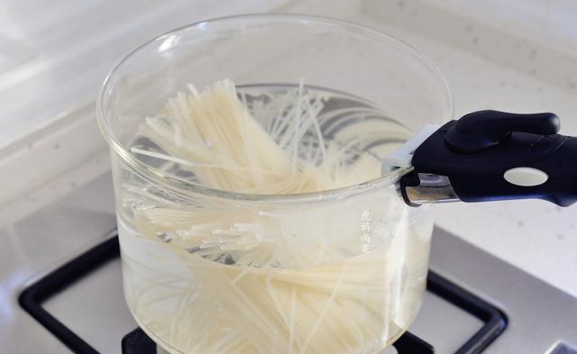 清甜|三伏天不吃这菜,到秋天就老了,炒米粉脆嫩又清甜,皮都不用去