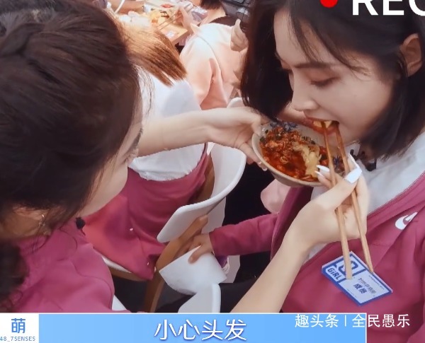  脸上|许佳琪误吃虞书欣吐出来的黄瓜，嘴上说不介意！却被脸上表情出卖