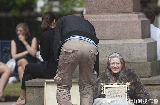 行乞|男子自制硅胶人像，山寨“女王”行乞，没想到路人纷纷慷慨给钱！