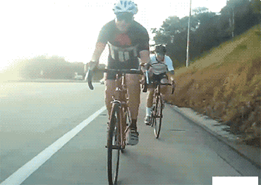 GIF|搞笑GIF:说出来你们可能不信,刚刚比赛中我输给了一辆面包车