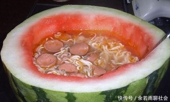 吃法|搞笑又奇葩的方便面吃法,吃垃圾桶方便面的大哥,你是饿坏了吧!