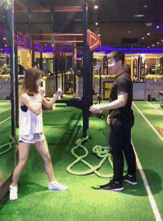 GIF|搞笑GIF:在外面抓了一只鸡,你们看是红烧好,还是清炖呢!