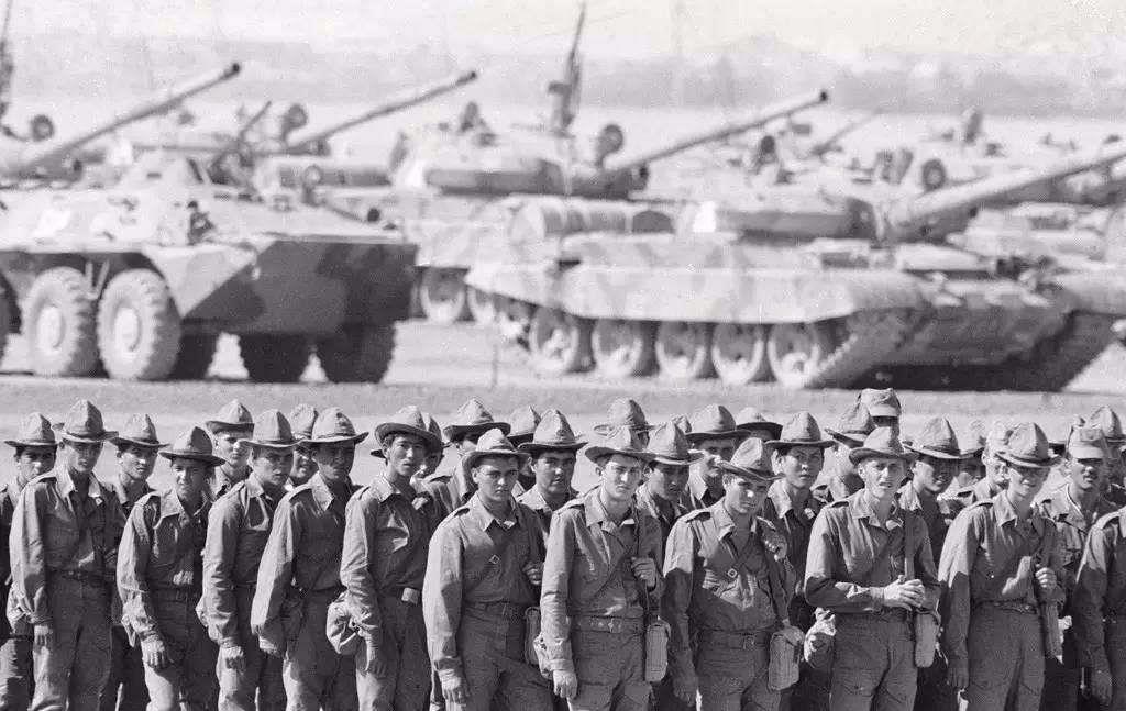 中国|集结兵力近百万,配备坦克上万辆,苏联为何最终没敢南下中国?