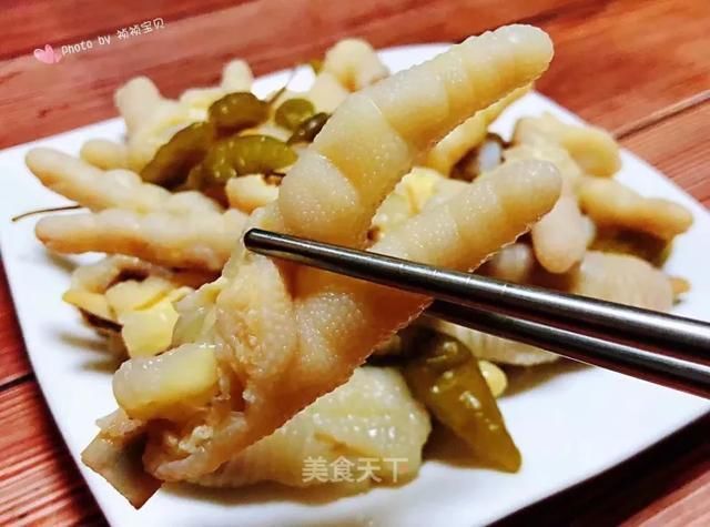  切成|这样做鸡爪真的太好吃了，越吃越上头！你们一定要试试看！