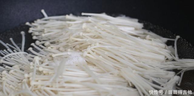 泼辣|不加油泼辣子的金针菇是没有灵魂的,这么拌出来,闻着都下饭