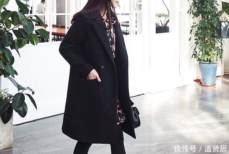 美的|在强调一次穿大衣别搭阔腿裤,看看下面女人怎么穿,美的与众不同