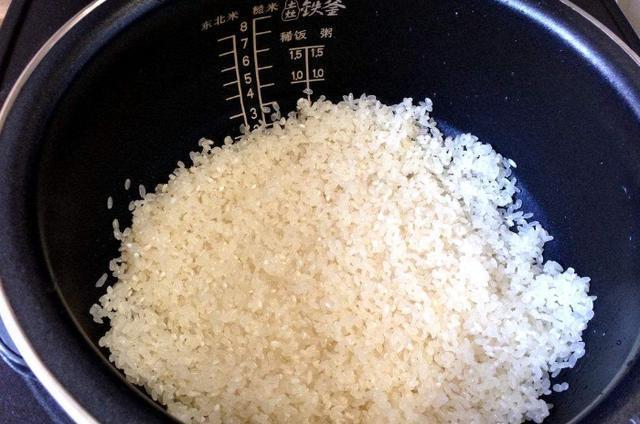  食材|最适合懒人做的什锦焖饭，想吃啥就焖啥，做出来味道直逼煲仔饭