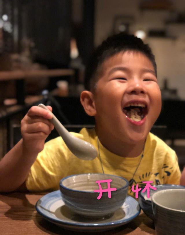 幽默|地铁上，小男孩面贴玻璃扮“猪八戒”，妈妈配乐录视频逗乐网友