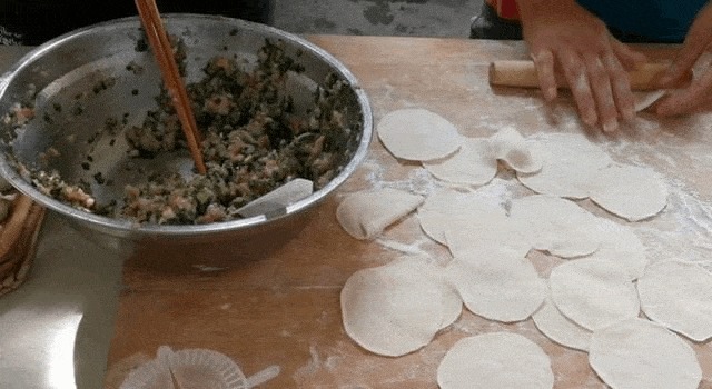  怀疑|第一次去农村婆婆家，她包饺子的食材让我怀疑人生，这下长见识了
