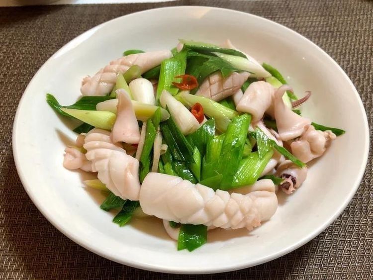 做法|蒜苗炒鱿鱼的做法,鱿鱼这样炒最香,百吃不厌的下饭菜做法超简单