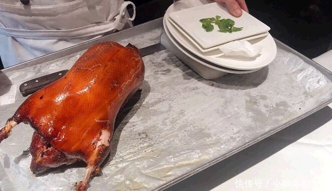 鸭架|去饭店吃烤鸭,服务员问:鸭架炖汤还是炸?回答这两个字才是行家