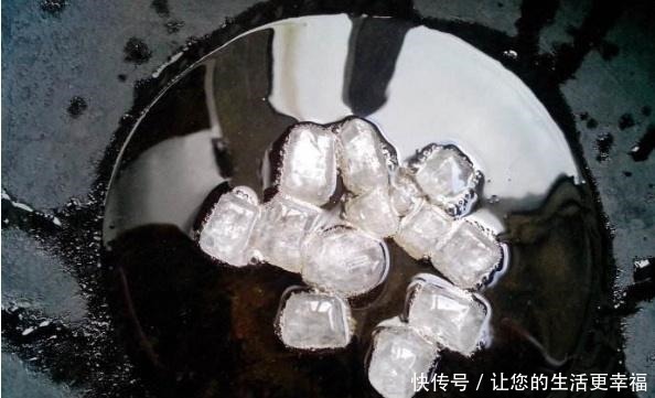 难怪|炒糖色时,应该先放水还是先放油很多人弄错,难怪颜色不好看!