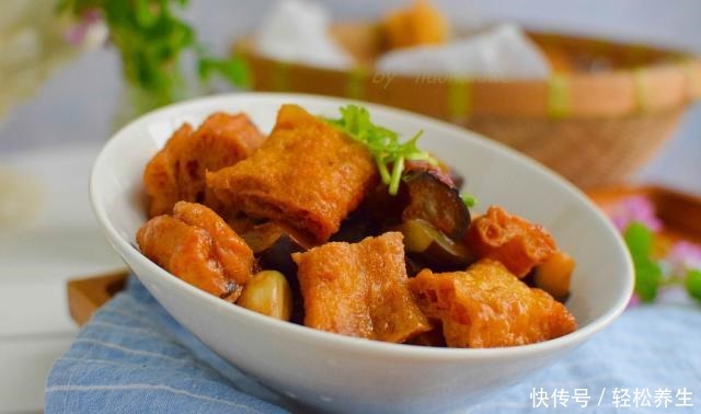 主食|又发现一个茄子的做法,跟它一起烧,简单美味还能当主食