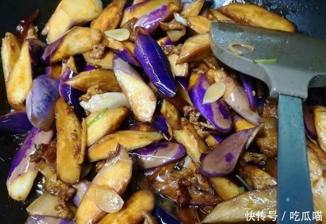 学会|炒茄子,最忌先放油炒,学会这样处理,茄子绵软入味,不黑不油腻