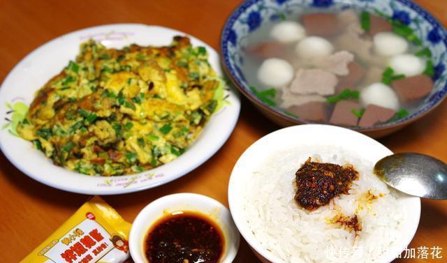 黄小辣|友人赠我黄小辣拌饭辣酱,瞧瞧,俺解锁出了更多用法