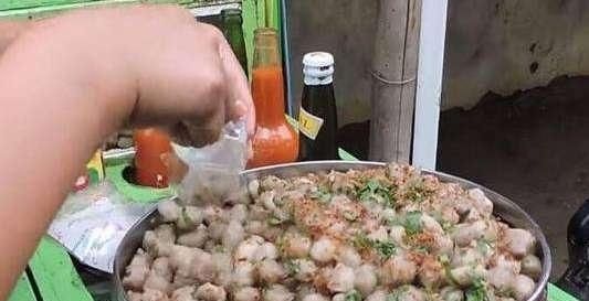 美食|农村大爷卖“独创”小吃,出摊遭疯抢,月入2万给2个儿子买了婚房