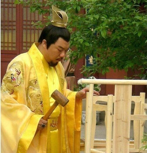 百姓们|奇葩皇帝盘点,没有最差,只有更差