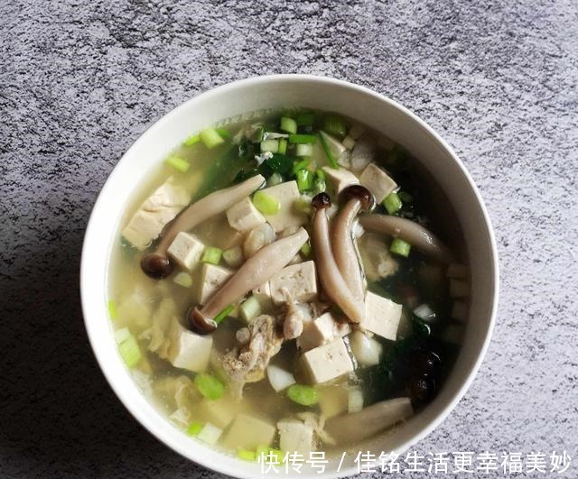 孩子|母子俩人的晚餐,在朋友圈火了,荤素搭配吃得香,收到无数点赞