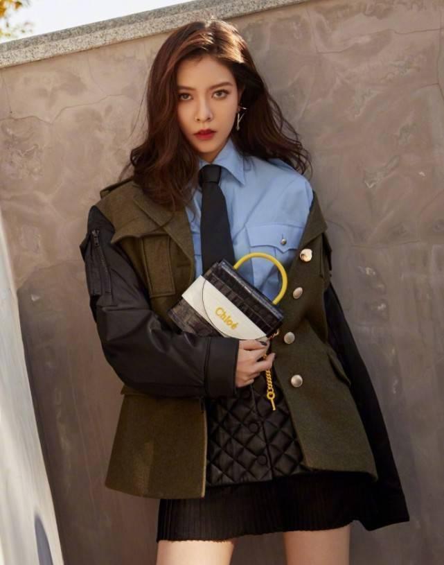  穿搭|宋妍霏嫌黑色长靴太单调，在上面画几条白线后，显腿长效果简直了