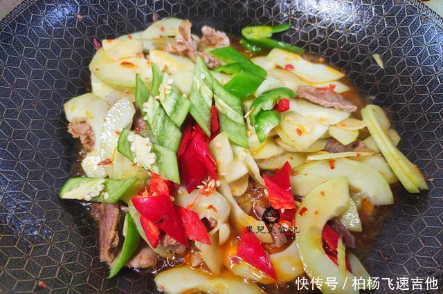 下饭|秋天,遇到此菜别错过,2块钱一斤,营养美味,炒肉吃很下饭