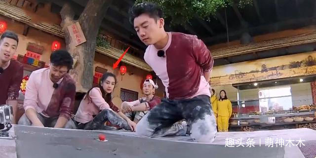 互动还|《跑男》到底有多无聊baby录节目时发呆,全程靠嘉宾撑起节目