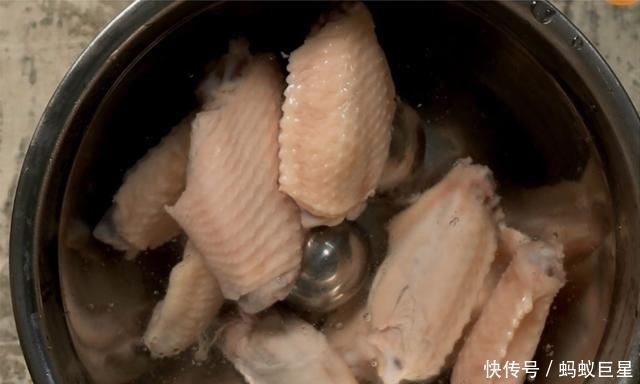 技巧|这样煎鸡翅,皮脆肉嫩无腥味!大厨教你7大技巧,煎出完美鸡翅!