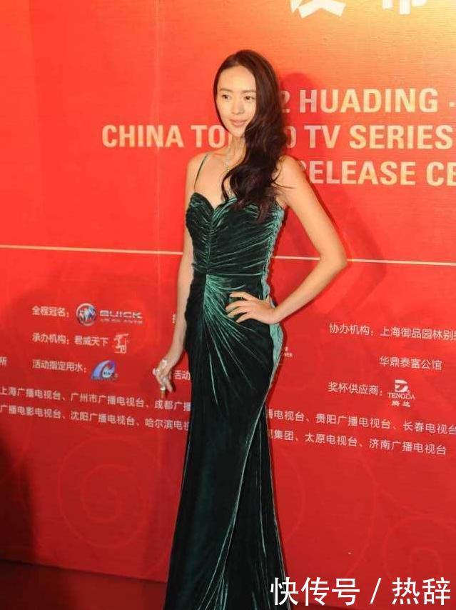  优雅|童瑶太有自信了！穿丝绒“吊带”礼服裙，身姿优美又显高雅气质