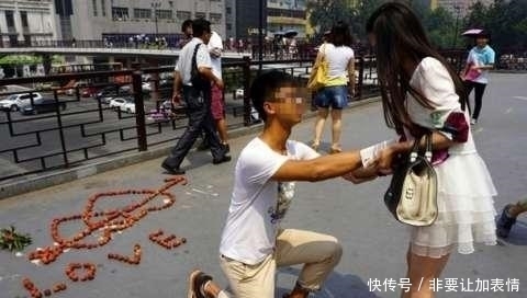 求婚|小伙在闹市求婚，女孩说了句话让男孩备受打击，路人：不要也罢