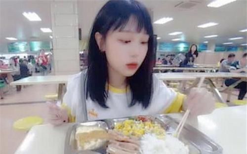 学生|为何学校宁愿把饭菜倒了,也不给学生多打看看食堂阿姨怎么说