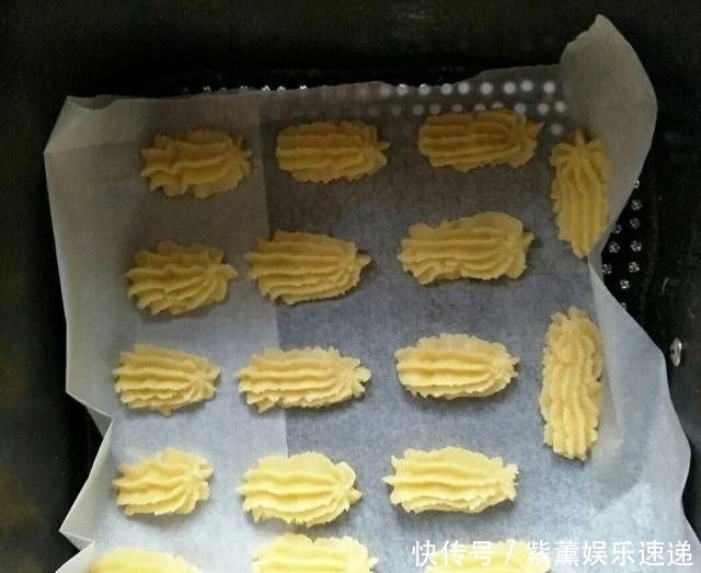 饼干|自制的简单饼干，奶香美味的，不要错过