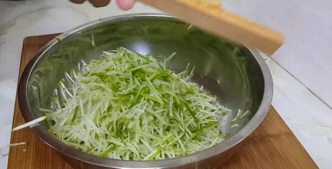 丸子|到吃萝卜的时候,我教你怎么做萝卜肉丸它们味道鲜美,但不油炸你吃得越多,它们就越香