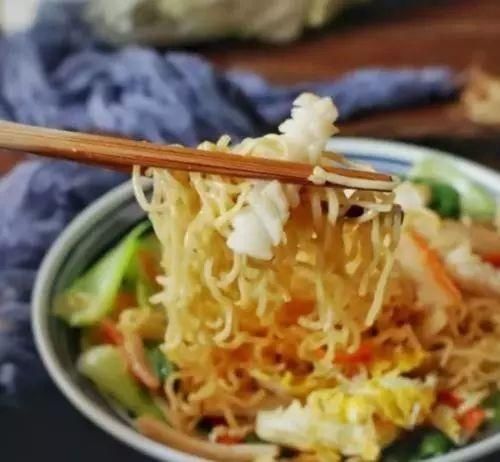 泡面|“汤最好喝”的3款泡面,康师傅落榜,网友我能把它吃“破产”