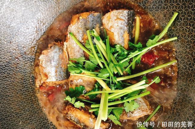 肉质|你炖的鲅鱼又腥肉还老别直接加水炖,2个小秘诀,鲜香无腥味