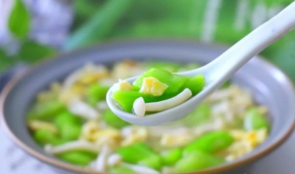  简单|鸡蛋汤的神奇做法，简单加入“2物”，营养美味全家人都爱吃