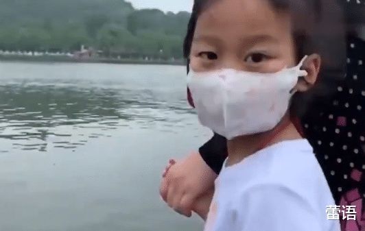阻扰|气愤女子不顾阻扰，几次抓西湖小鸳鸯，连小女孩都大喊别抓