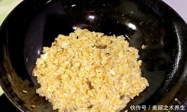 粒分明|鸡蛋炒饭,到底先炒鸡蛋还是先炒米饭学会这样做,孩子百吃不厌