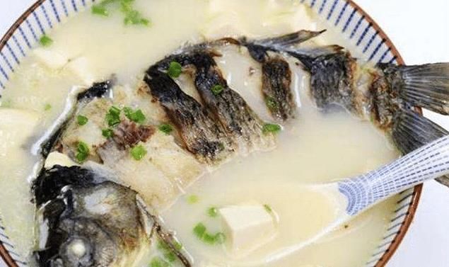 好喝|炖鲫鱼汤,万万不要直接下锅煎多做一步,汤鲜香浓白,好喝不腥