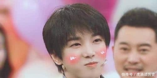  真实|华晨宇躺下的时候发现关晓彤裙子太短了，谁注意到他的动作？暴露了真实人品