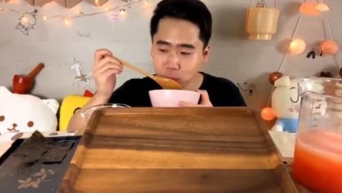 本来就|大胃王吃1盘“鱼籽”,粉丝说他穷,看清后,网友这也太奢侈了