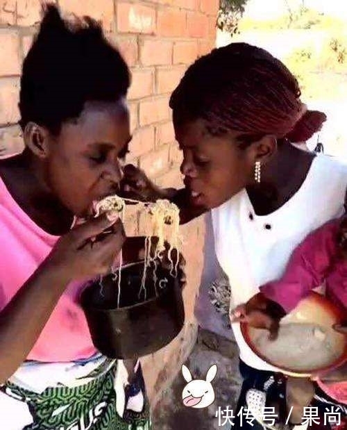 非洲|在非洲, 吃上泡面是土豪的一种象征,他们经常拿着方便面炫富
