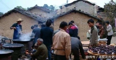 酒店办酒席|为什么在农村很多人办酒席不愿去饭店，而是在自家摆？有啥好处？
