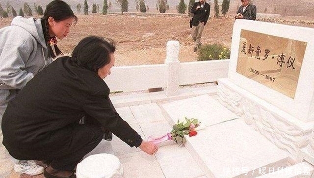  骨灰|溥仪最后一任妻子李淑贤：直言溥仪离不开她，图9抱着溥仪的骨灰