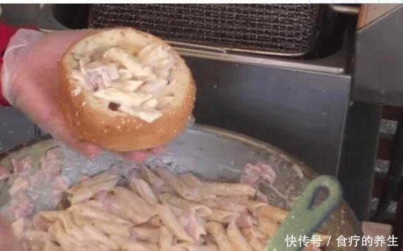 面包|大妈卖网红小吃,一份10元还带“面包”,一天卖出几百份!